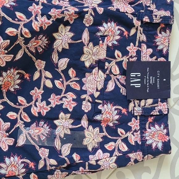 NWT Gap shorts size 6 - Picture 2 of 3